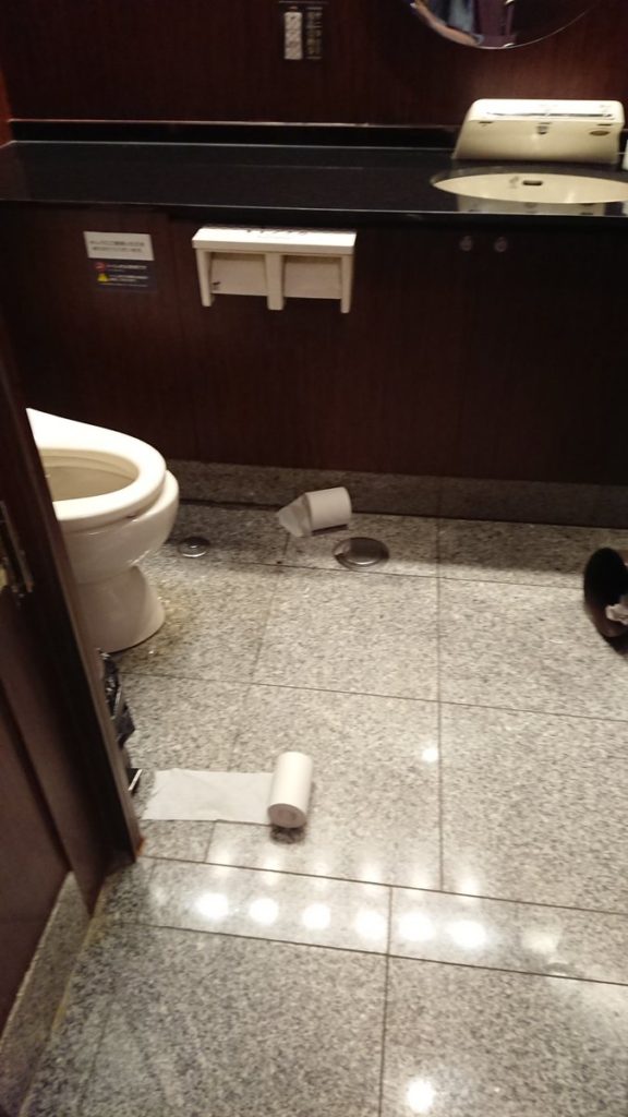 【画像】パチンコ店の女子トイレの荒れ具合が酷すぎる… パーラーフルスロットル