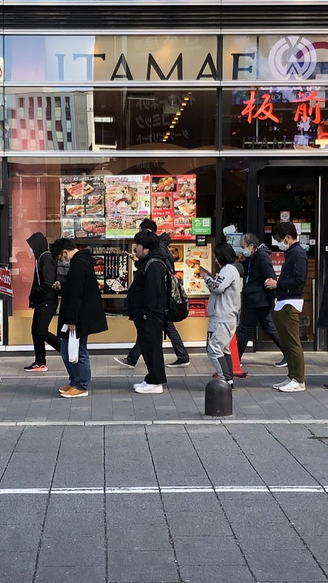 お笑い芸人 空気階段 鈴木もぐらさん このご時世にマスクもせずにパチ屋に並ぶクズの鑑すぎるwww パーラーフルスロットル