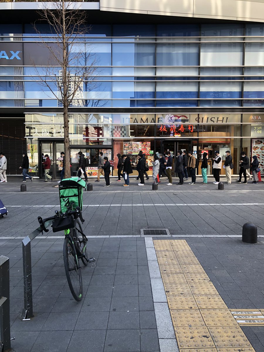 お笑い芸人 空気階段 鈴木もぐらさん このご時世にマスクもせずにパチ屋に並ぶクズの鑑すぎるwww パーラーフルスロットル