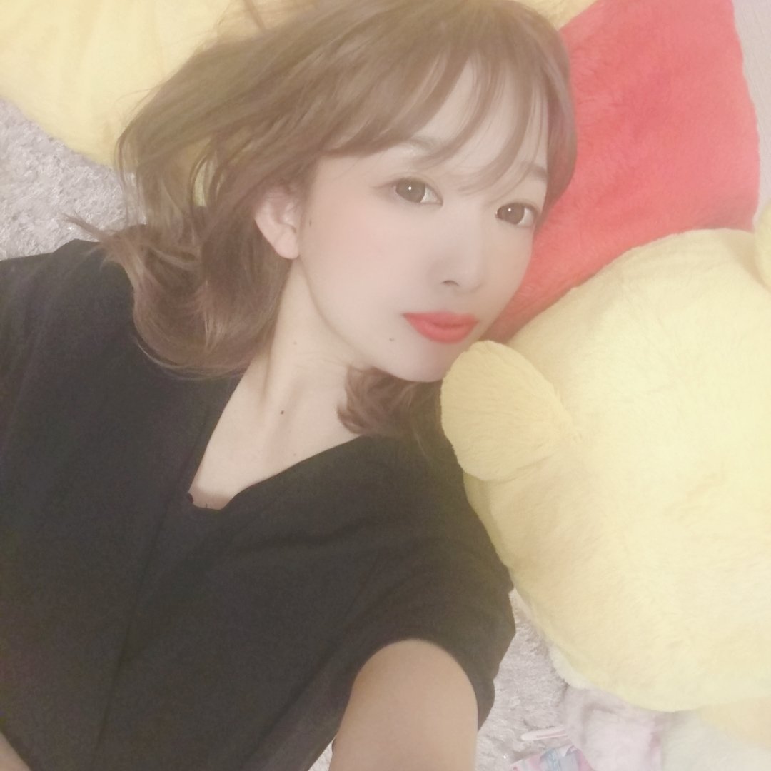 パチ屋の美人主任さん「Twitterフォロワー5555人達成で副店長になります！」→達成するも副店長にならずに批判されるwww