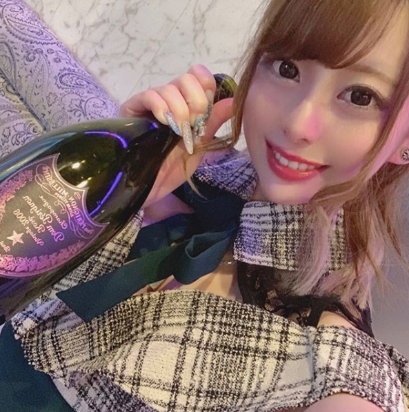 ついにパチ屋のアイドル店員さんが色恋営業を開始 パーラーフルスロットル