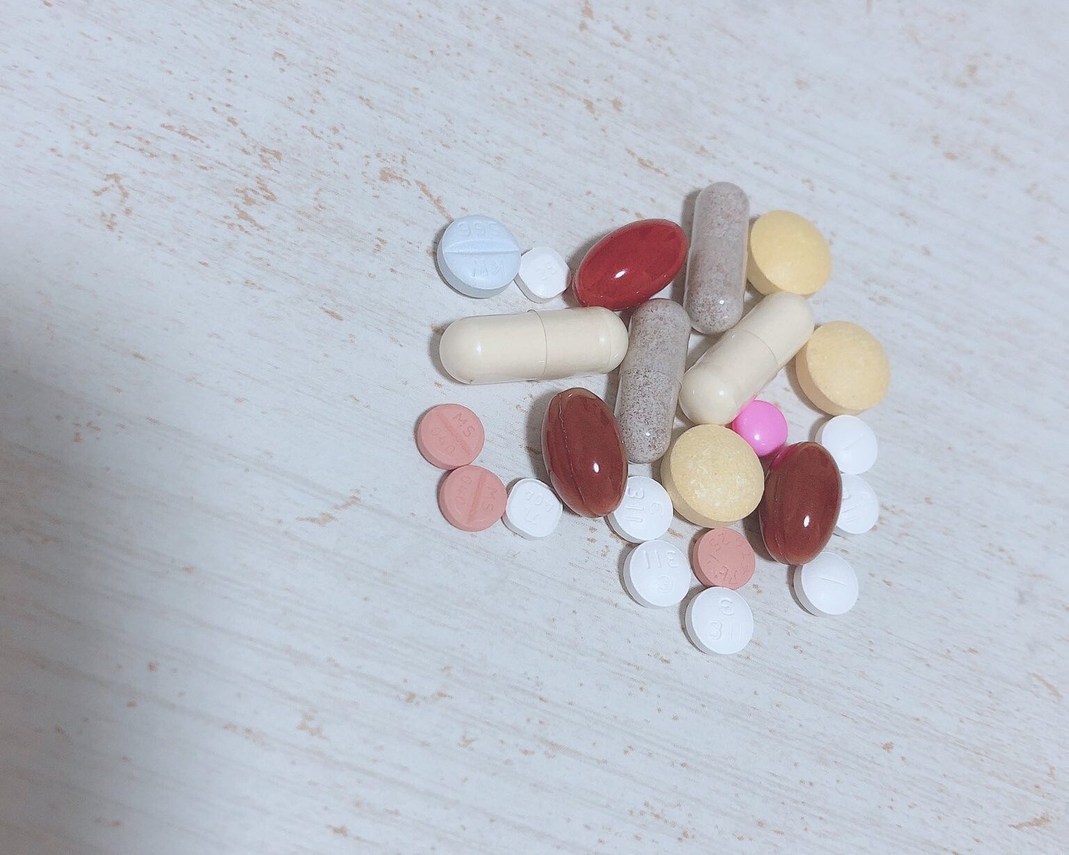 【闇】になぴよさんが色鮮やかなサプリの画像をアップするも、錠剤の薬名を的確に指摘される…