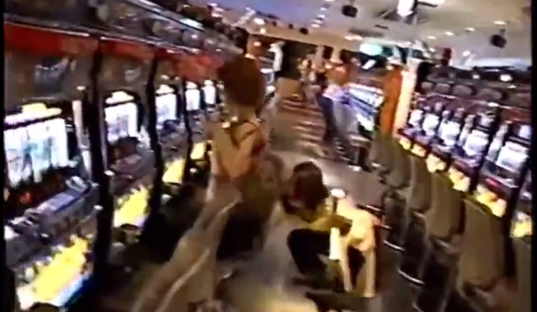 【動画】4号機時代の女同士の開店椅子取り合戦が凄いwww