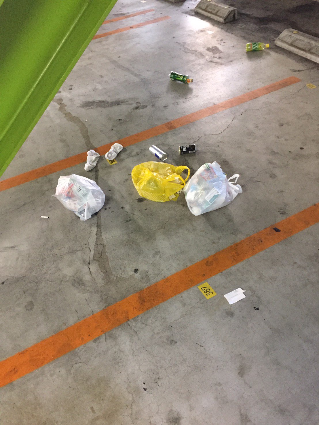 パチ屋の駐車場にゴミを投棄した犯人さん、ゴミの中に個人情報が入ってたのであっさり特定される