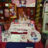 府中本町のパチンコ店に並ぶサクラチヨノオーの展示