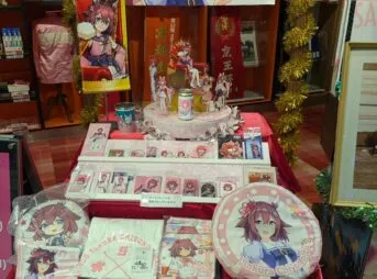 府中本町のパチンコ店に並ぶサクラチヨノオーの展示