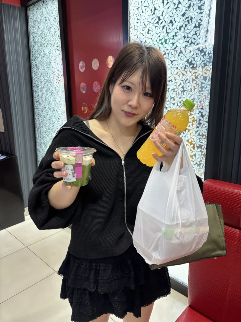 ぱちんこ太陽で差し入れを手にした進撃のゆなさん