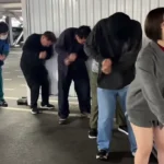 あのちゃんこさんの後ろで胸に拳を当ててお辞儀する男性たち