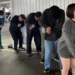 あのちゃんこさんの後ろで胸に拳を当ててお辞儀する男性たち